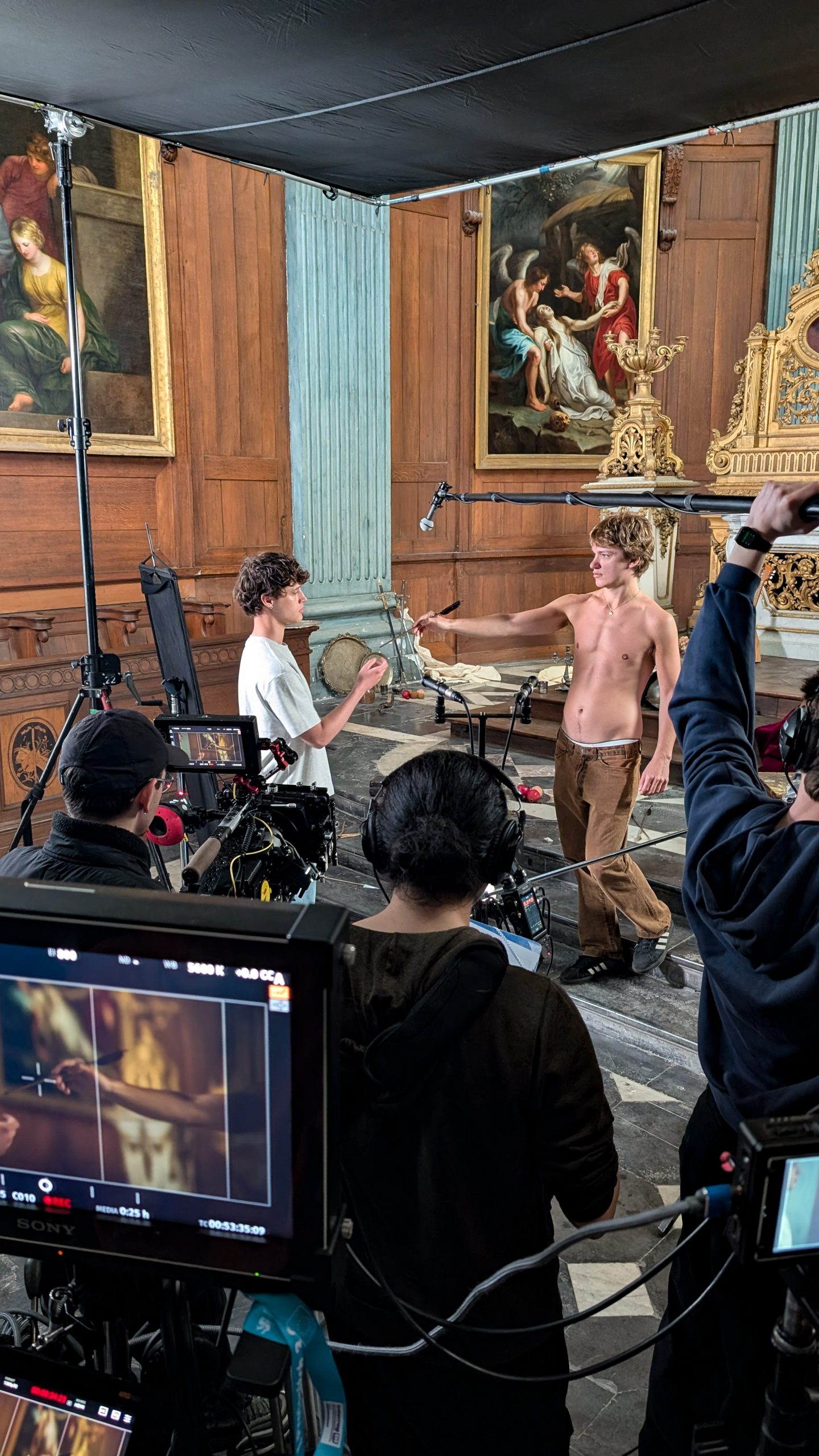 L’équipe filme une scène dans l’église.