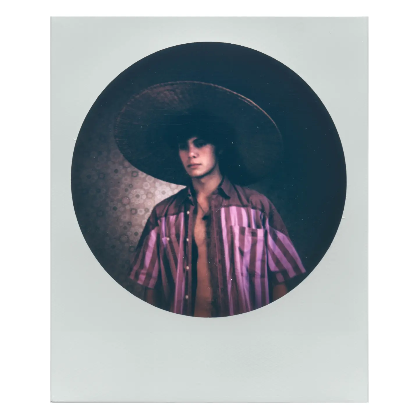 Polaroid au chapeau et à la chemise rose.