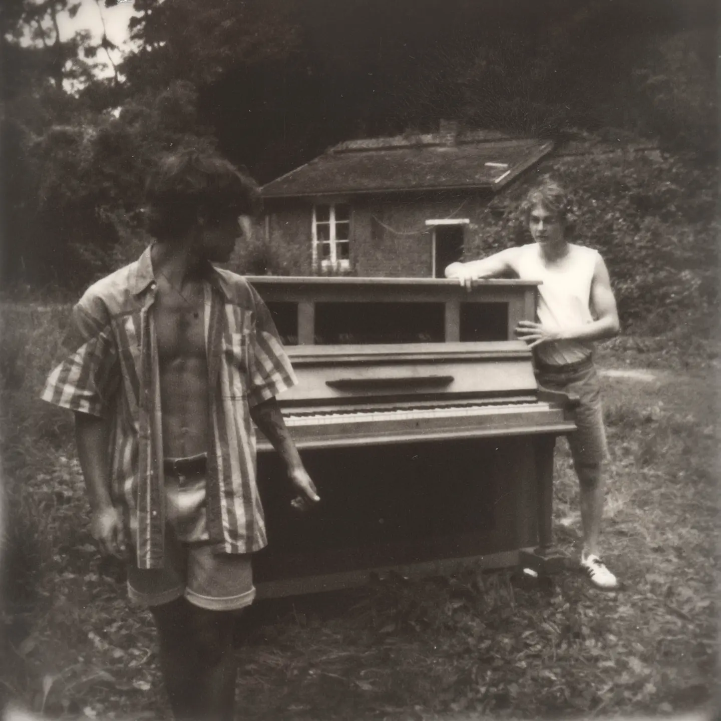 Deux interprètes autour d’un piano à l’extérieur.