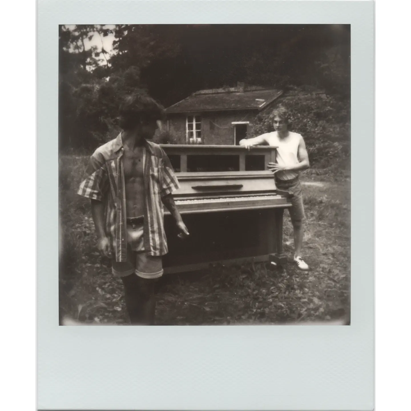 Polaroid de deux interprètes autour d’un piano.